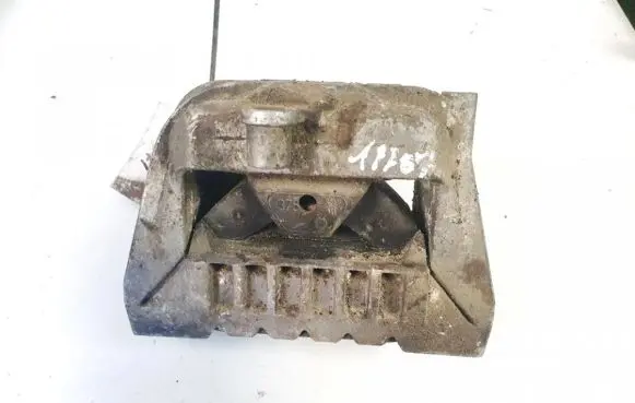 Volkswagen Touran I Engine mount bracket 1k0199262