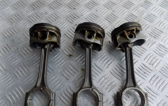 Peugeot 208 Piston with connecting rod