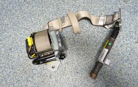 Mercedes-Benz S W222 Rear seatbelt