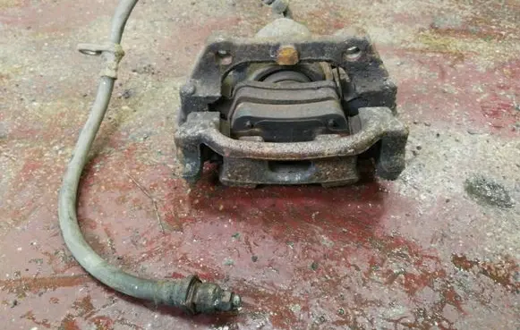 Honda CR-V Rear brake caliper