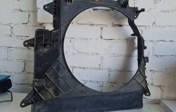 Radiator cooling fan shroud