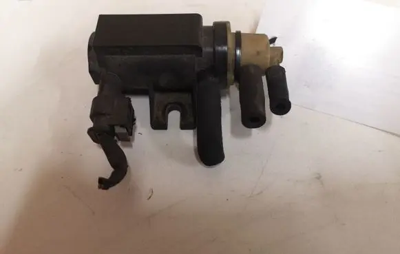 Mercedes-Benz C W204 Turbo solenoid valve A0071531428 09T195 70078203