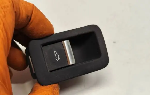 Tailgate opening switch