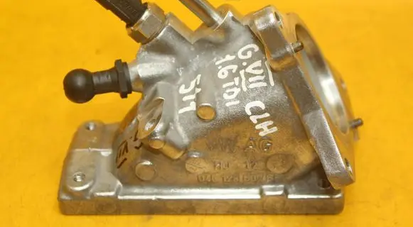 Volkswagen Golf VII Throttle valve 04L128637B