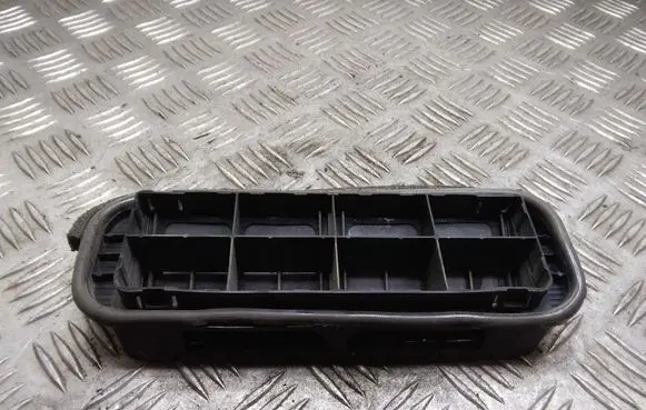 Quarter panel pressure vent