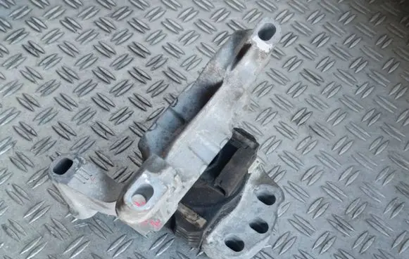 Mazda 6 Engine mount bracket