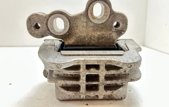 Engine mount bracket