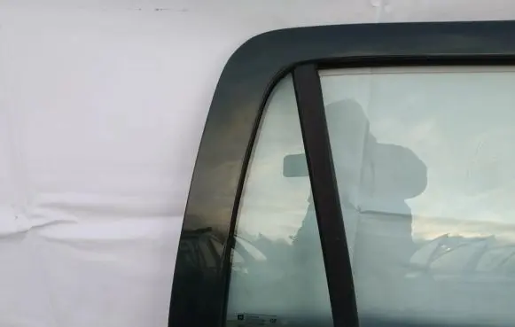 Rear vent window glass