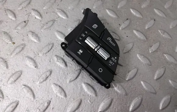 Steering wheel buttons/switches