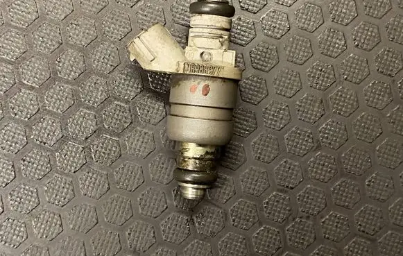 Mitsubishi Colt Fuel injector MR988977