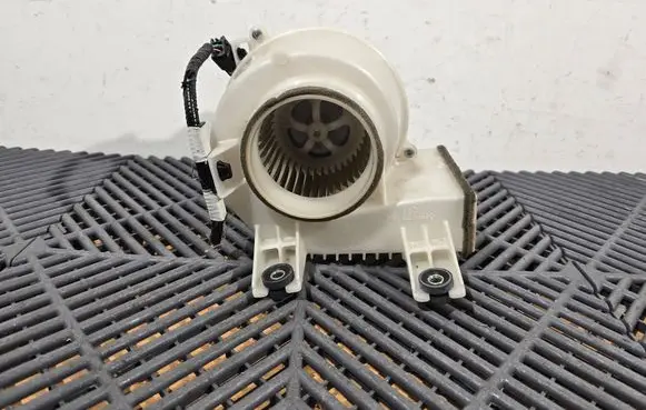 Toyota RAV 4 (XA40) Hybrid/electric vehicle battery fan G923048070 1173006452