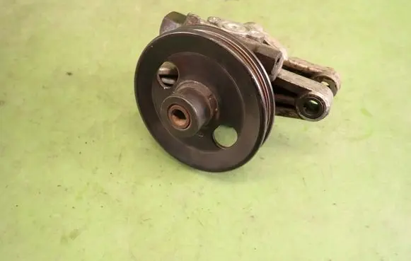 KIA Sportage Power steering pump 57100-2E000