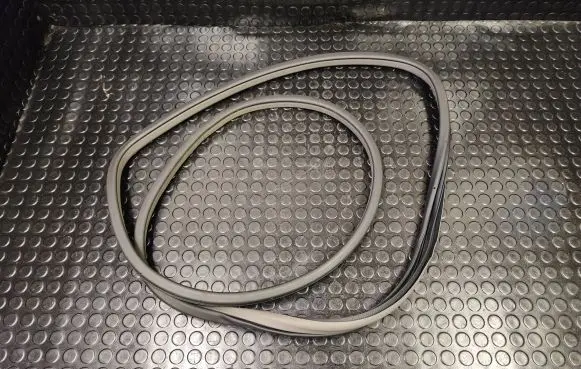Rear door rubber seal (on body)