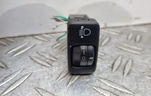 Toyota Land Cruiser (J100) Headlight level height control switch