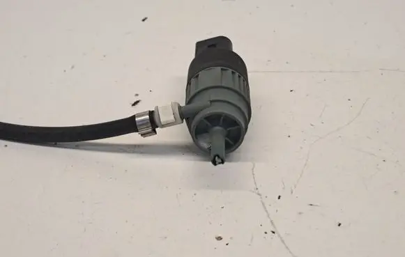 Volkswagen PASSAT B6 Headlight washer pump PA66F25