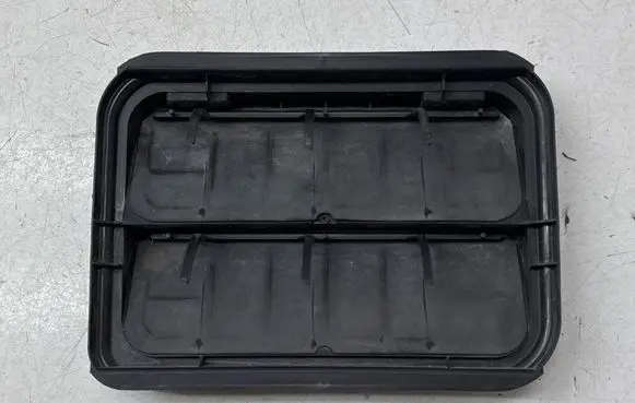Renault Kadjar Quarter panel pressure vent 7700838358