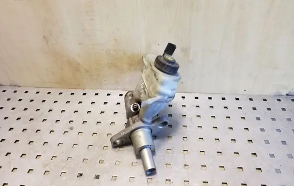 Volkswagen Jetta V Master brake cylinder 03355890101