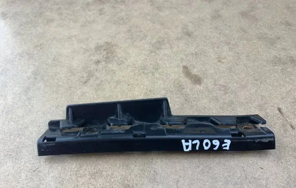 Front bumper mounting bracket