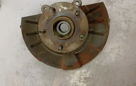 Suzuki Grand Vitara II Front wheel hub spindle knuckle