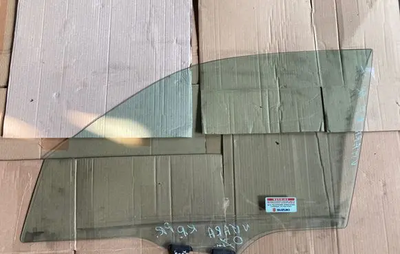 Suzuki Grand Vitara II Front door window glass four-door 43R00033