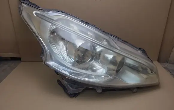 Peugeot 208 I Headlight/headlamp 9802221780