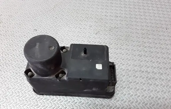 Volkswagen PASSAT B3 Central locking vacuum pump 357962257