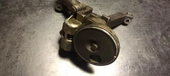 BMW 3 E30 Oil pump 1273082