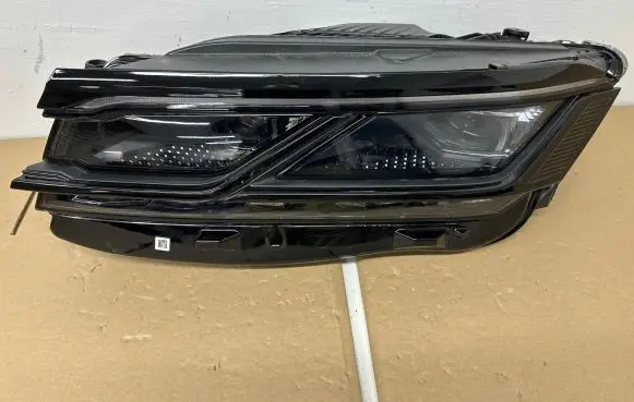 Volkswagen Touareg III Headlight/headlamp 761941081A