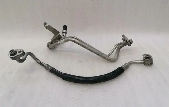Jeep Grand Cherokee Air conditioning (A/C) pipe/hose 68217215AB