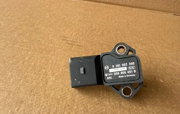Volkswagen Golf V Air pressure sensor 0281002399 038906051B
