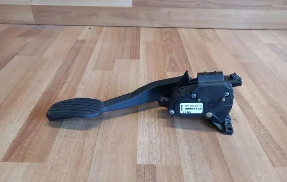 Volvo XC70 Accelerator throttle pedal 30683515 6PV00853715