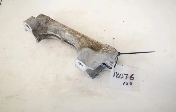 Toyota Auris 150 Engine mounting bracket