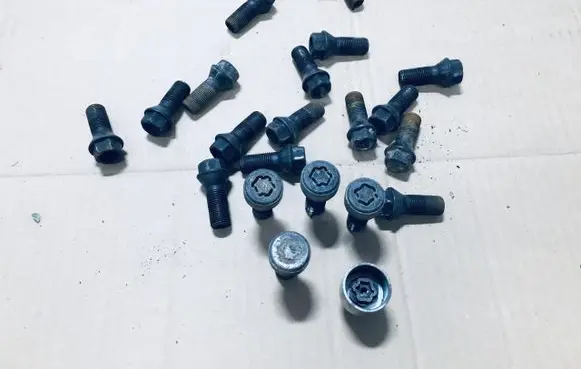 BMW 2 F22 F23 Anti-theft wheel nuts and lock 