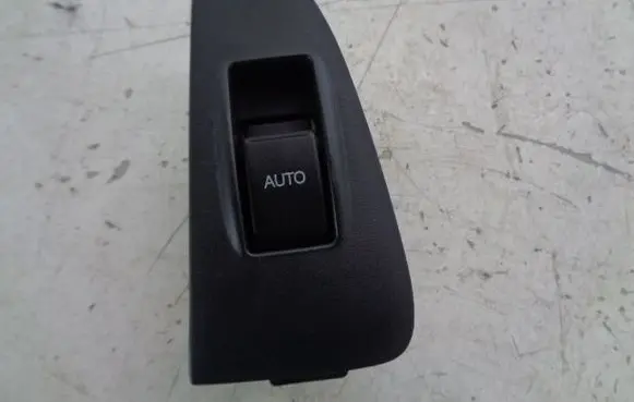 Toyota Avensis Verso Electric window control switch 