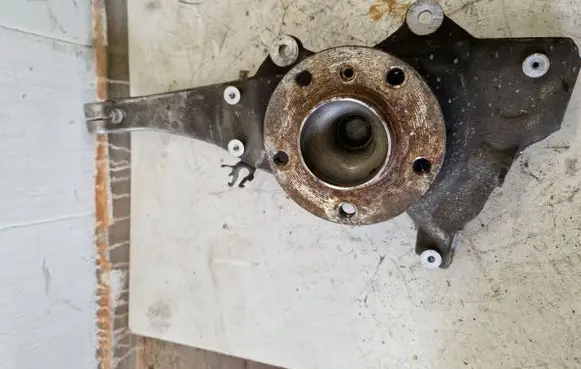 BMW 6 F06 Gran coupe Front wheel hub