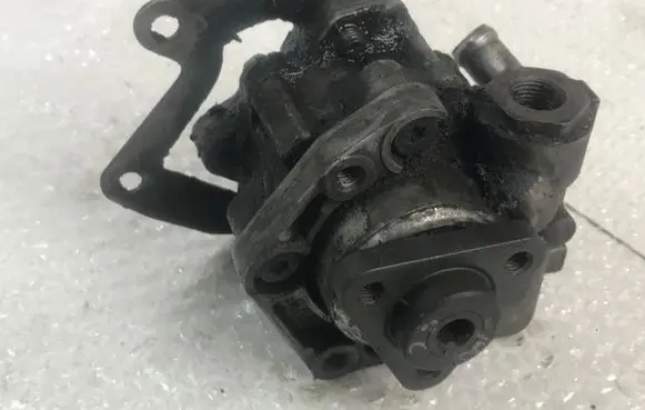 BMW 5 E39 Power steering pump