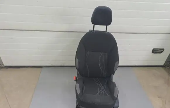 Peugeot 208 I Front driver seat 