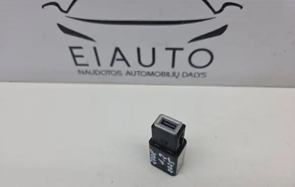 Peugeot 2008 II USB socket connector 98217039DX 9824334377 PLP01A08456