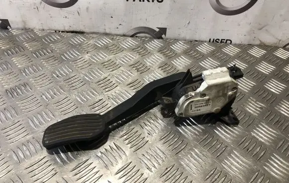 Volvo XC70 Accelerator throttle pedal 30683517