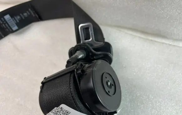 Jeep Grand Cherokee Rear seatbelt 6411994