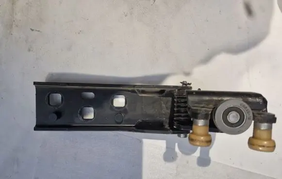 Renault Trafic III (X82) Sliding door check strap stopper 777650730R
