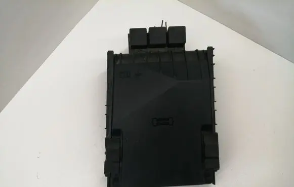 Volkswagen PASSAT B7 Fuse box cover 1K0937132F