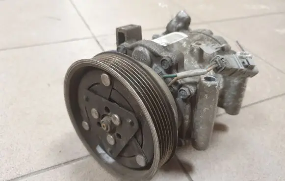 Renault Clio III Air conditioning (A/C) compressor (pump) 8200953359A