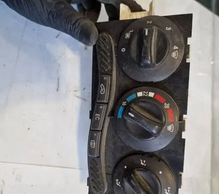 Mercedes-Benz A W168 Climate control unit 1688300485 K113698