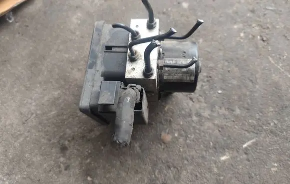 Volkswagen Touran I ABS Pump 1K0907379AC 1K0614517AE