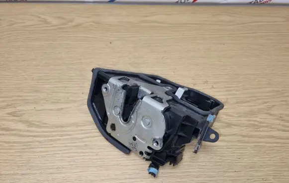 BMW 3 E92 E93 Front door lock 7202145