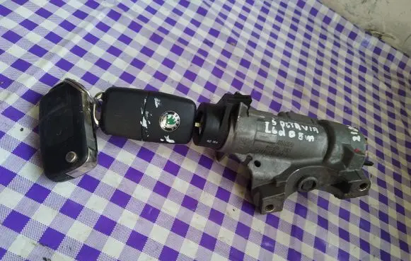 Skoda Octavia Mk1 (1U) Ignition lock 4BO905851C
