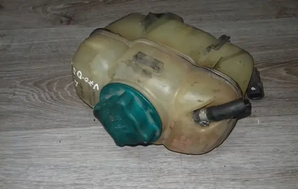 Volvo V70 Coolant expansion tank/reservoir 30723929 30723930