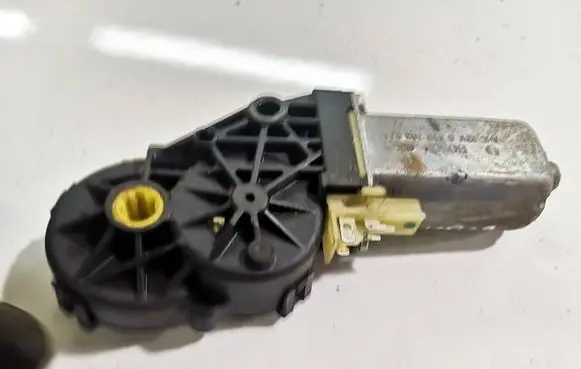 Nissan Pathfinder R51 Seat adjustment motor 0390203236