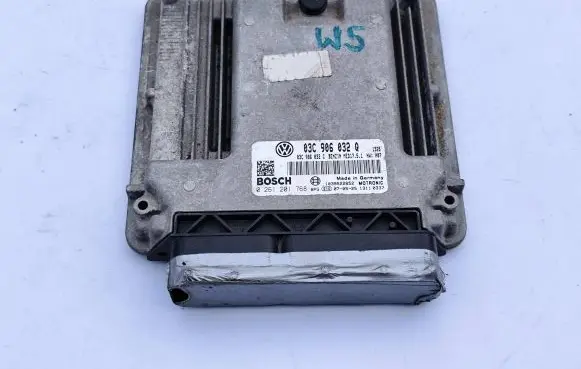 Volkswagen Golf V Engine control unit/module 03C906032Q 03C906032C 0261201768